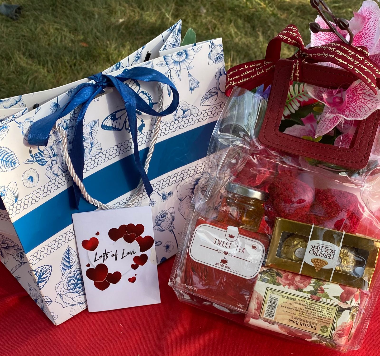 HOT VALENTINES LADIES GIFT SET 



🌹Honey Jar 🍯 

🌹*Ferrero Rocher chocolates*

🌹Bear towel(towel folded like a bear)

❤️‍🔥🌹Soap

❤️‍🔥Flavoured tea leaves 

🧧Card

🛍️2 Gift bags with Ribbon🎀