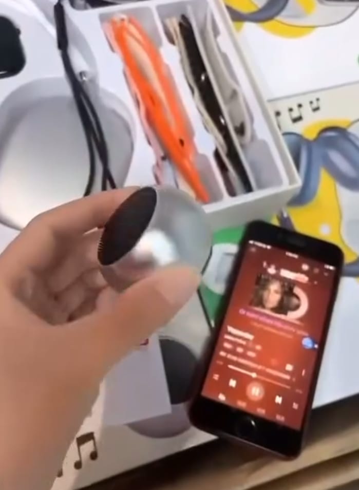 D-P9 Latest Fashion Smart Watch for Men & Women: Waterproof Make/Answer Call Smart Watches for Android/iPhone comes with a pair of headphones, a bluetooth speaker, 7straps, an OTG Lighting to type-C