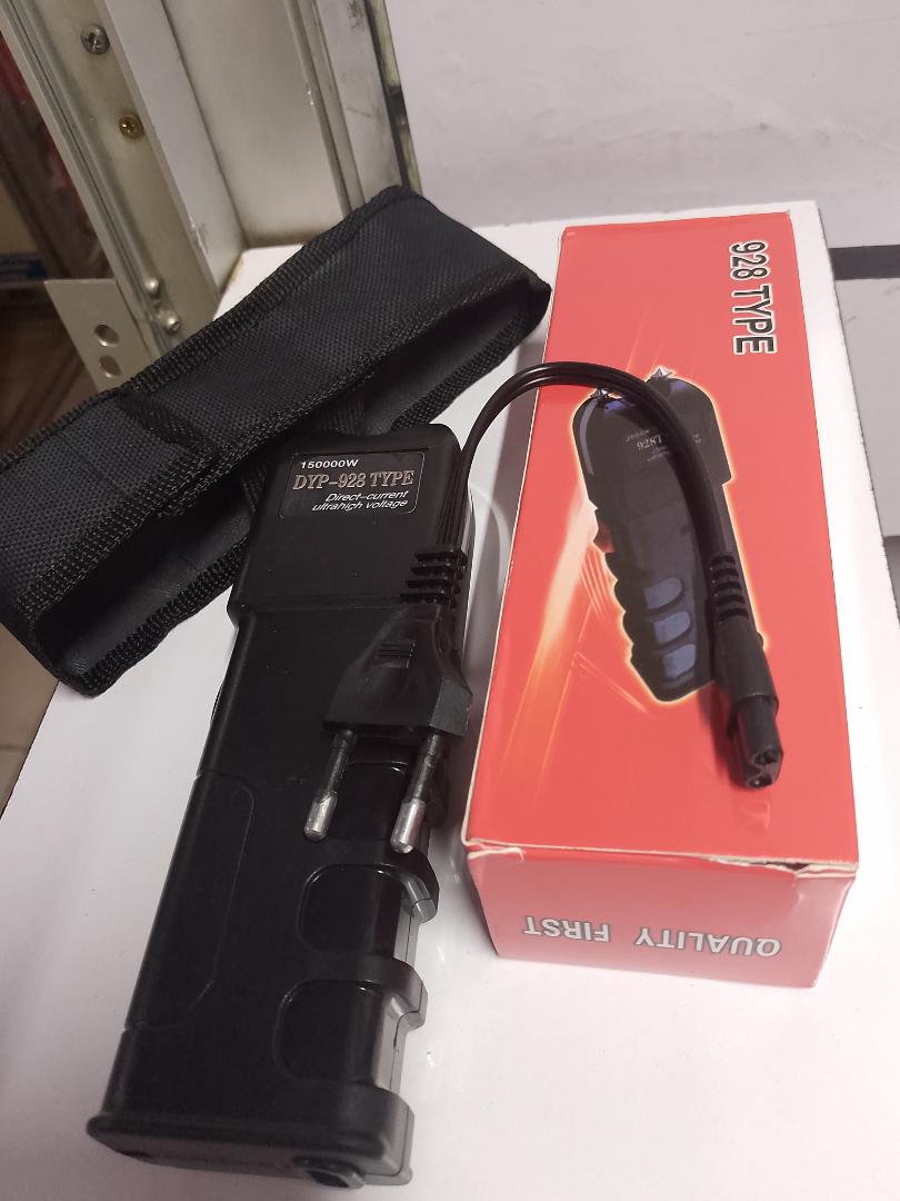 928 electric shock self defense torch with dimming light super high DC pulse