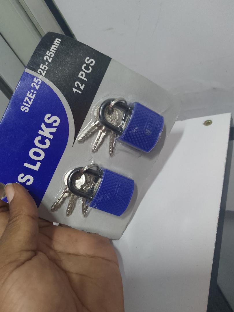 2 pieces of Padlock with 3 keys each size 25mm recommended for school lockers and residential use