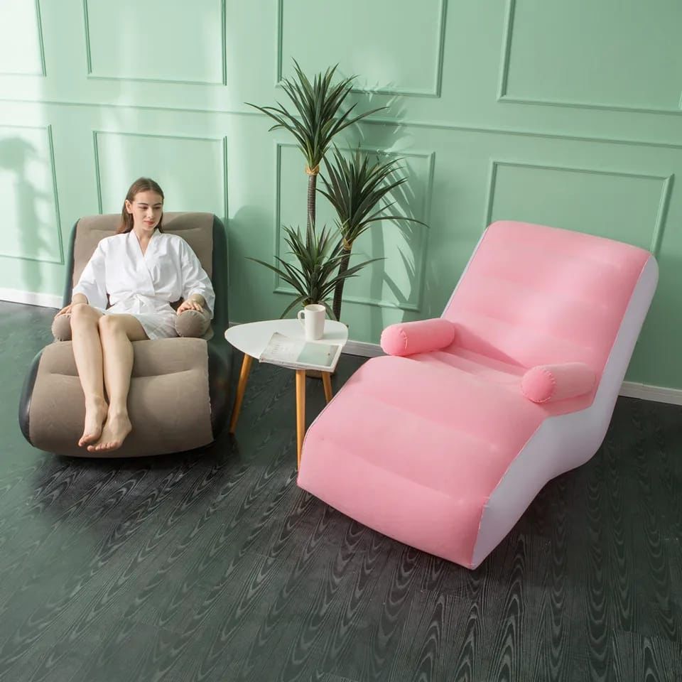Inflatable seat with armrest