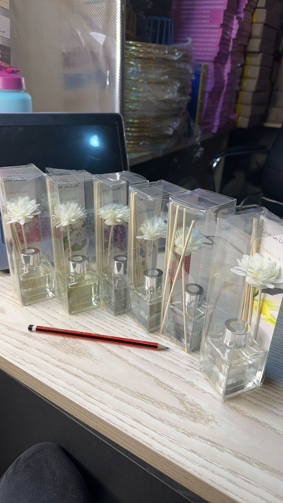 🌸 Reed Diffuser with 50ml Essential Oil – Now Only Ksh 444! Choose from 6 Scents! 🏠✨
Elevate the atmosphere of your space with our long-lasting Reed Diffuser, available in 6 refre