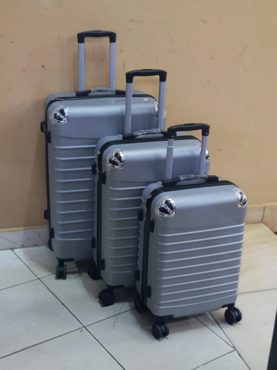 🥢UP TO 50% OFF📍🥢3 IN 1 LUXURIOUS FIBRE SUITCASE BRIEFCASE TRAVEL BAG.High-Quality Fibre Material: Durable and lightweight fiber construction ensures your belongings are secure and the bag is easy t