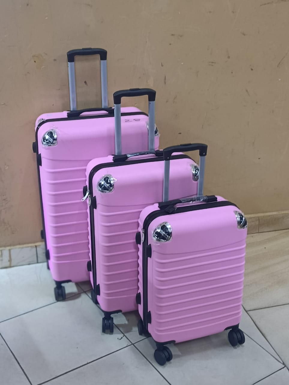 ✅️TRAVEL IN STYLE ✅️🍳3 IN 1 LUXURIOUS FIBRE SUITCASE BRIEFCASE TRAVEL BAG.Versatile 3-in-1 Design: Easily switch between suitcase, briefcase, and travel bag modes to suit any travel occasion.
High-Qu
