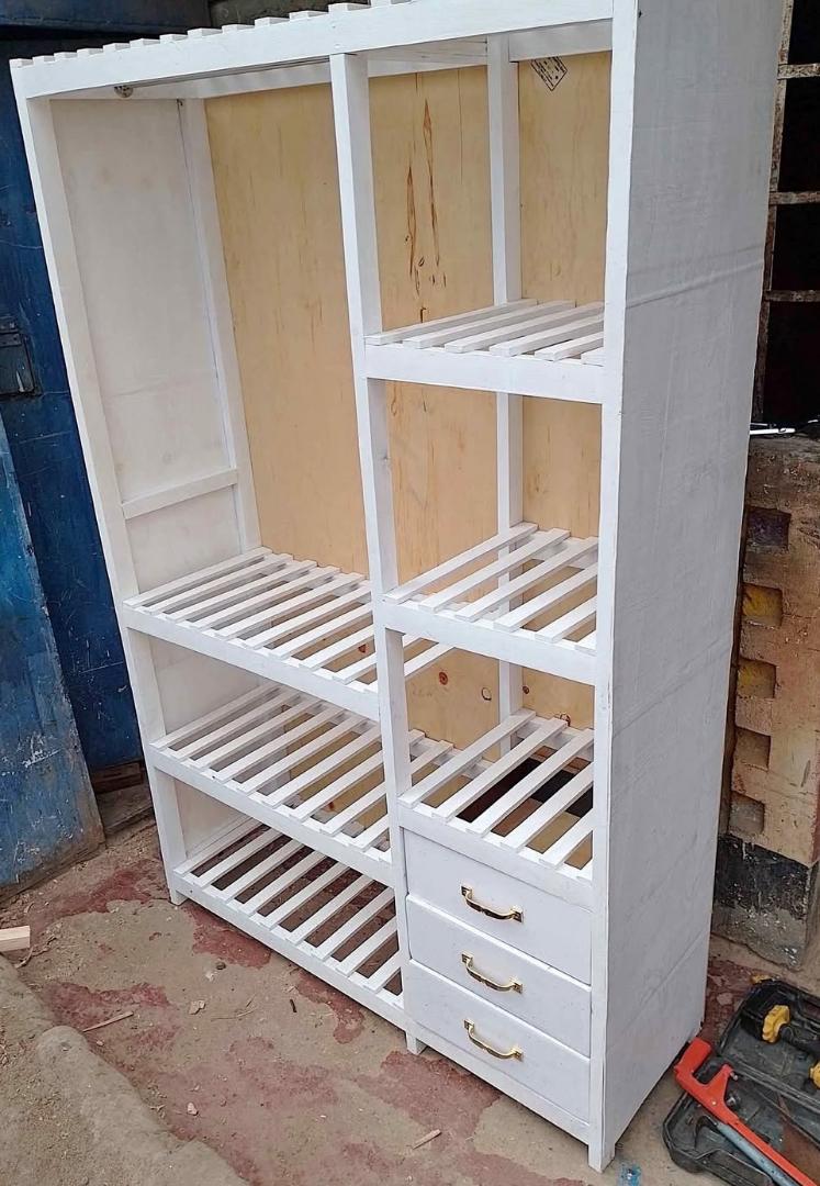 Closed pallets wardrobe