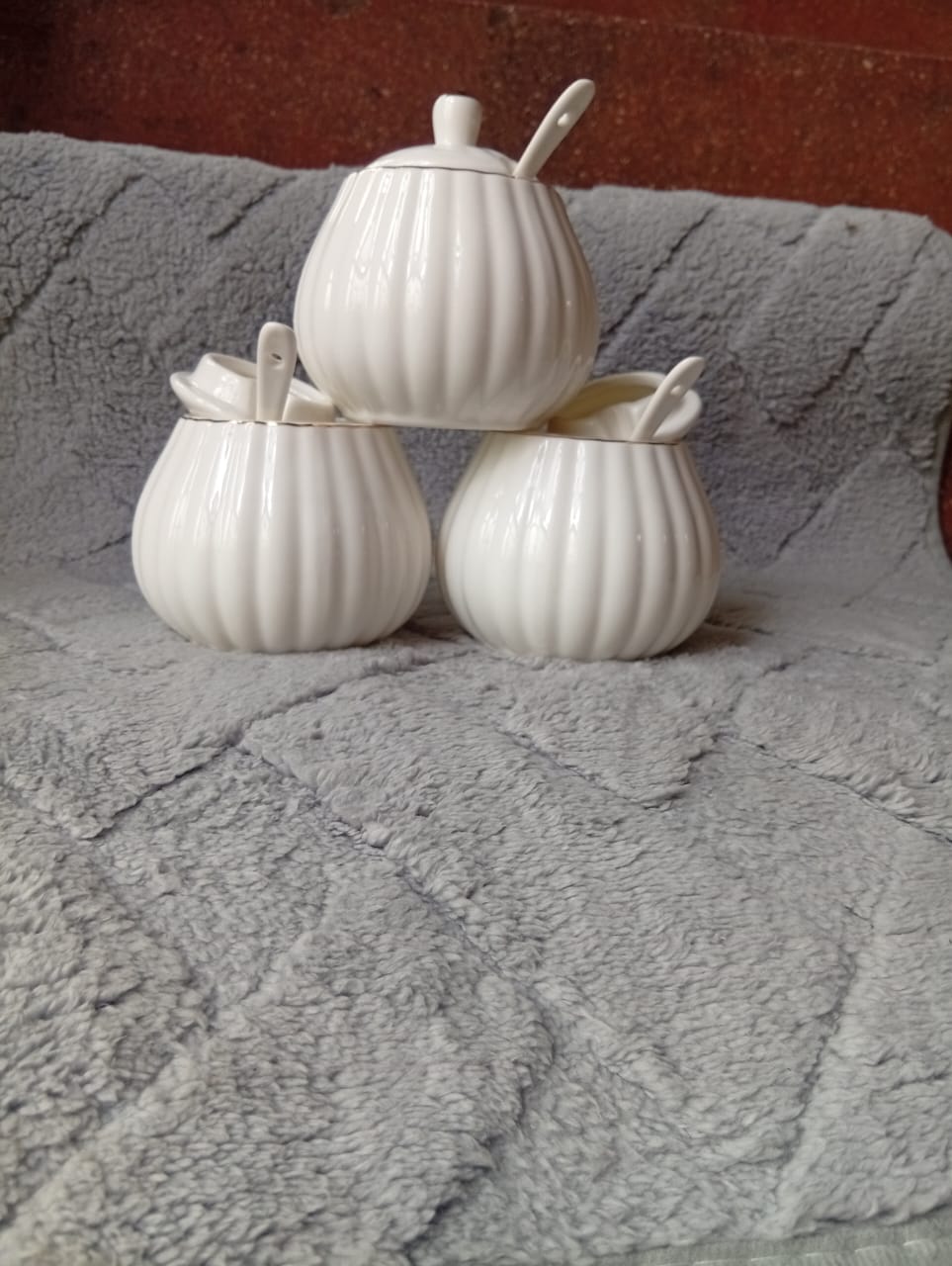 In stock 💯 Ceramic sugar dish sugar bowl comes with its own lid.😊