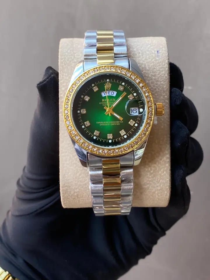 ♨️🎆NEW IN🎆♨️ ROLEX ICED LADIES WATCH 🎖️Day&Date Display 🎖️Iced out🎖️Battery powered 🎖️Water resistant🎖️Stainless steel🎖️Glass: sapphire crystal