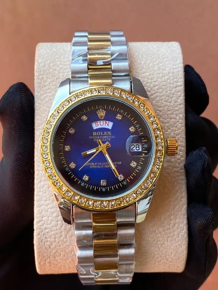 ♨️🎆NEW IN🎆♨️ ROLEX ICED LADIES WATCH 🎖️Day&Date Display 🎖️Iced out🎖️Battery powered 🎖️Water resistant🎖️Stainless steel🎖️Glass: sapphire crystal
