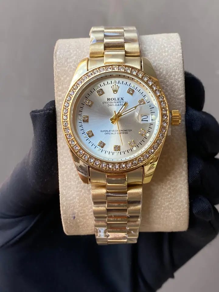 ♨️🎆NEW IN🎆♨️ ROLEX ICED LADIES WATCH 🎖️Day&Date Display 🎖️Iced out🎖️Battery powered 🎖️Water resistant🎖️Stainless steel🎖️Glass: sapphire crystal