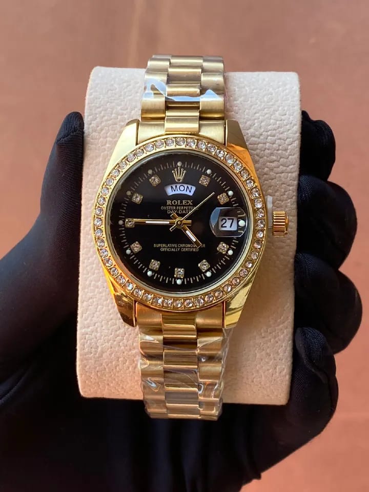 ♨️🎆NEW IN🎆♨️ ROLEX ICED LADIES WATCH 🎖️Day&Date Display 🎖️Iced out🎖️Battery powered 🎖️Water resistant🎖️Stainless steel🎖️Glass: sapphire crystal