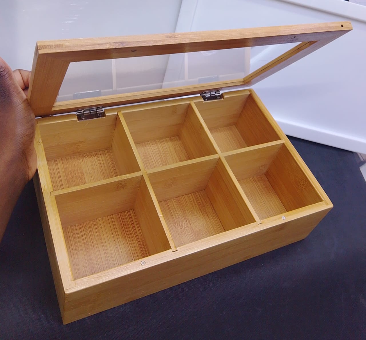 6 SLOTS BAMBOO WOODEN TEABAG ORGANISER BIG NATURAL BAMBOO TEA STORAGE ORGANIZER WITH CLEAR ACRYLIC TOP WINDOW, 6 COMPARTMENTS ECO-FRIENDLY TEA BAG HOLDER, MULTI-FUNCTIONAL STORAGE BOX