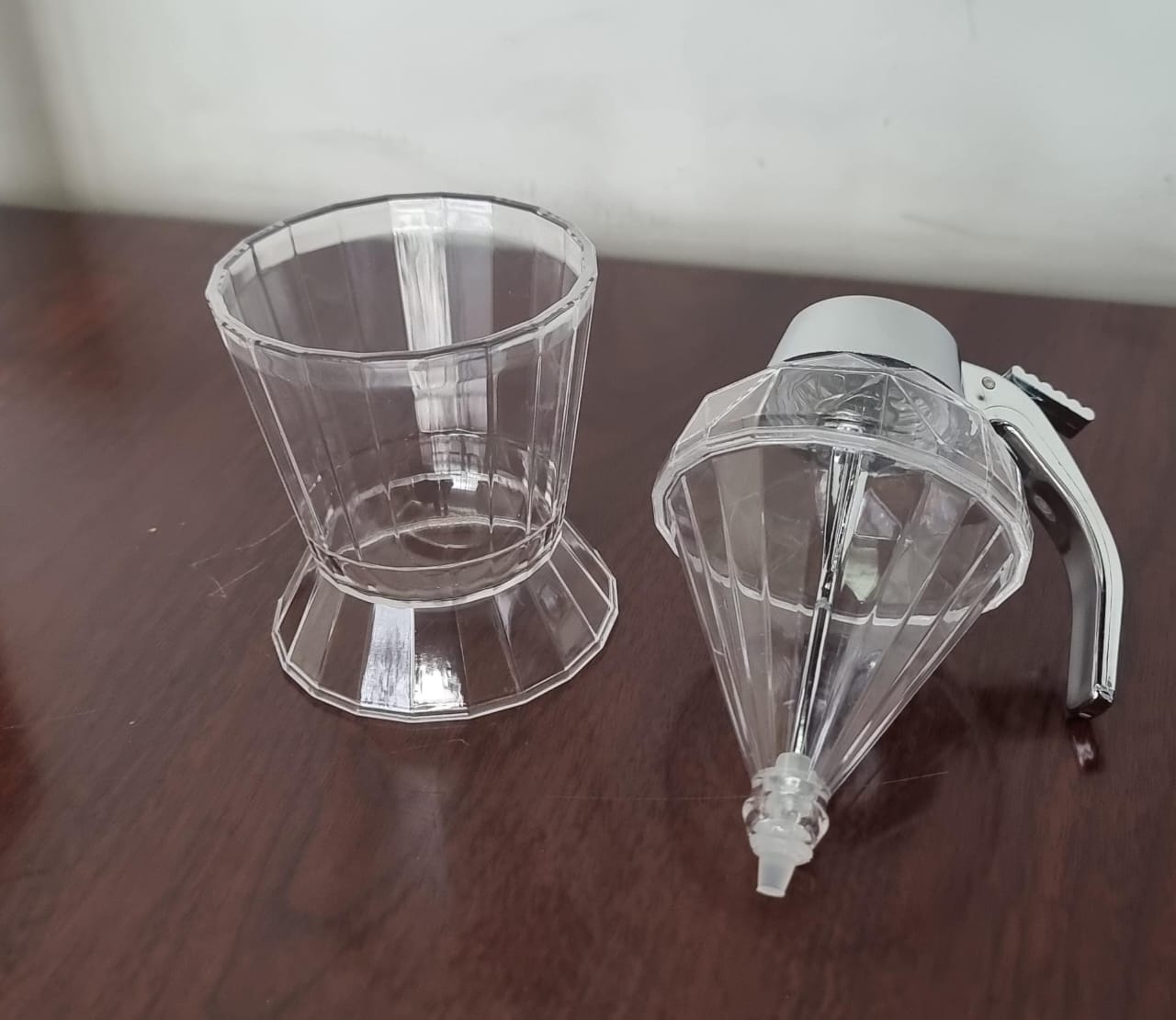 ACRYLIC HONEY DISPENSER WITH STAND HONEY COMB SHAPED HONEY POT, SYRUP AND SUGAR JAR POT, NO DRIP HONEY DISPENSER WITH HIGH CAPACITY HONEY POURER DISPENSER