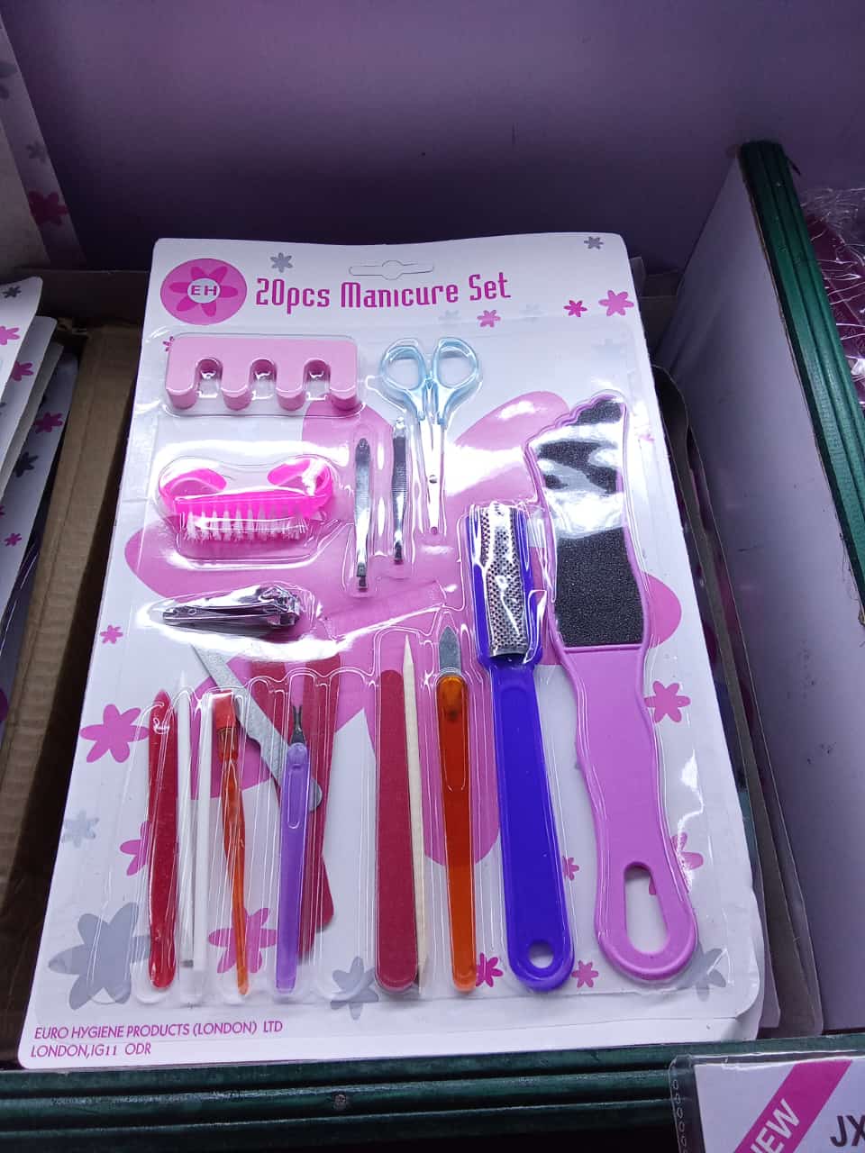 20 Pcs (pieces) Manicure And Pedicure SetMajik Manicure Set kit is a travel friendly kit. This kit has 20 essential products for the perfect manicure.
