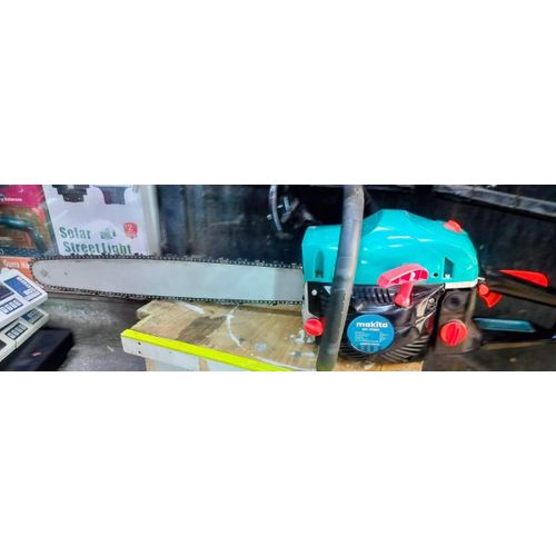 Makita  22" Gasoline Chainsaw – High-Performance Cutting Power