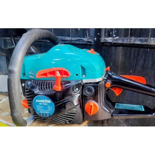 Makita  22" Gasoline Chainsaw – High-Performance Cutting Power