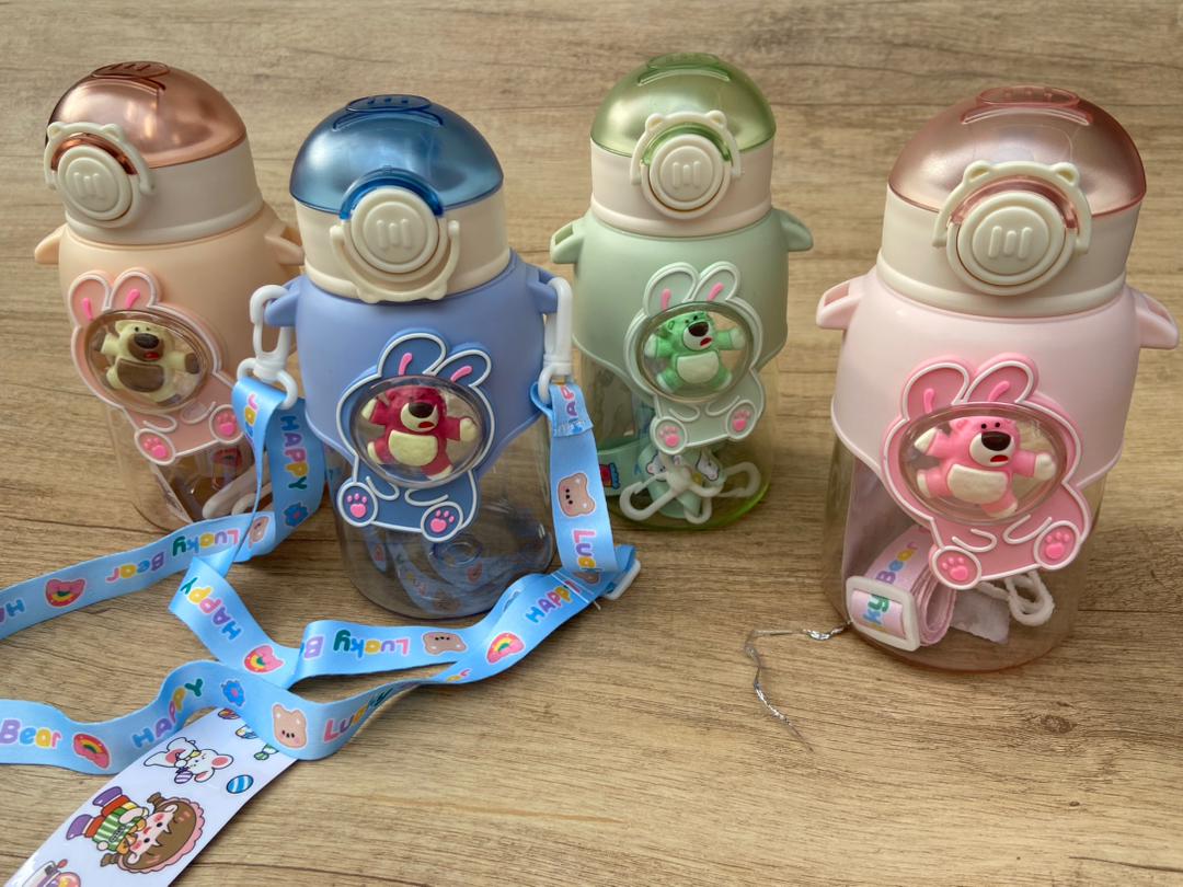 900mls Kids Sippy Cup with pop design perfect for Kids; NOTE: Do Not Drop the Bottle! Not for Dishwasher! Not for Hot Liquid