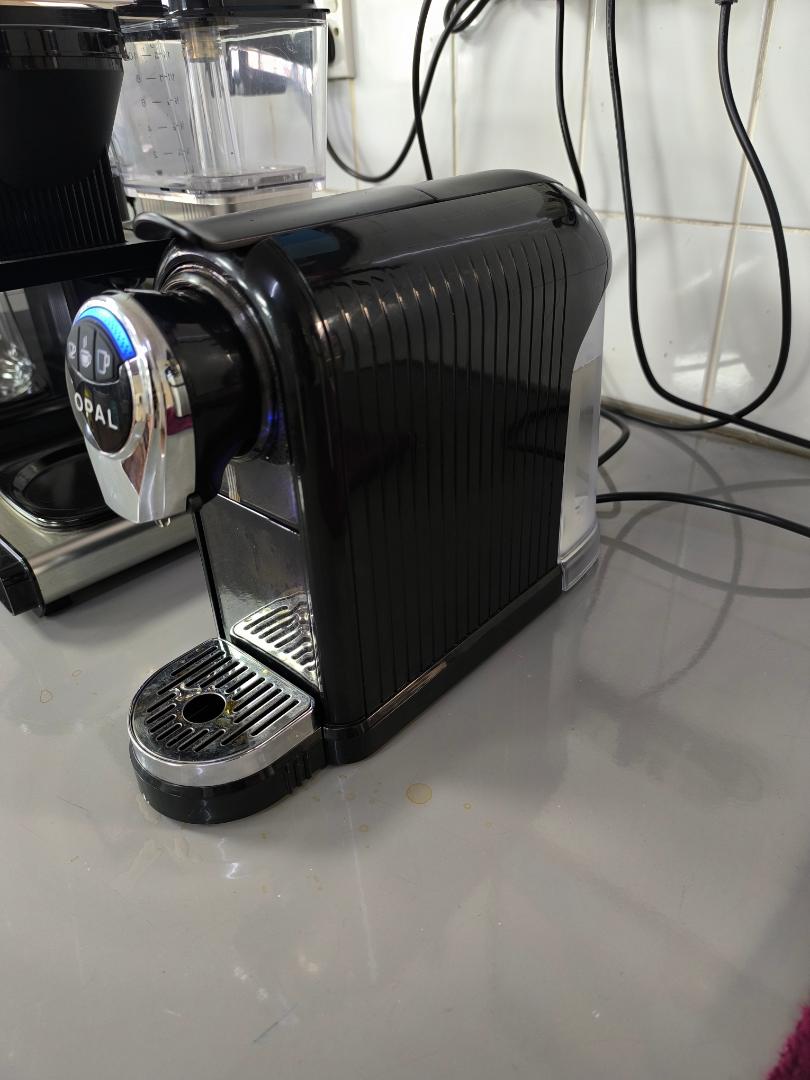Brand New Opal Nespresso Compatible
Coffee Machine. Model No. OPALO1. 220-240V~50Hz/60Hz 1260W.
Batch No.0227