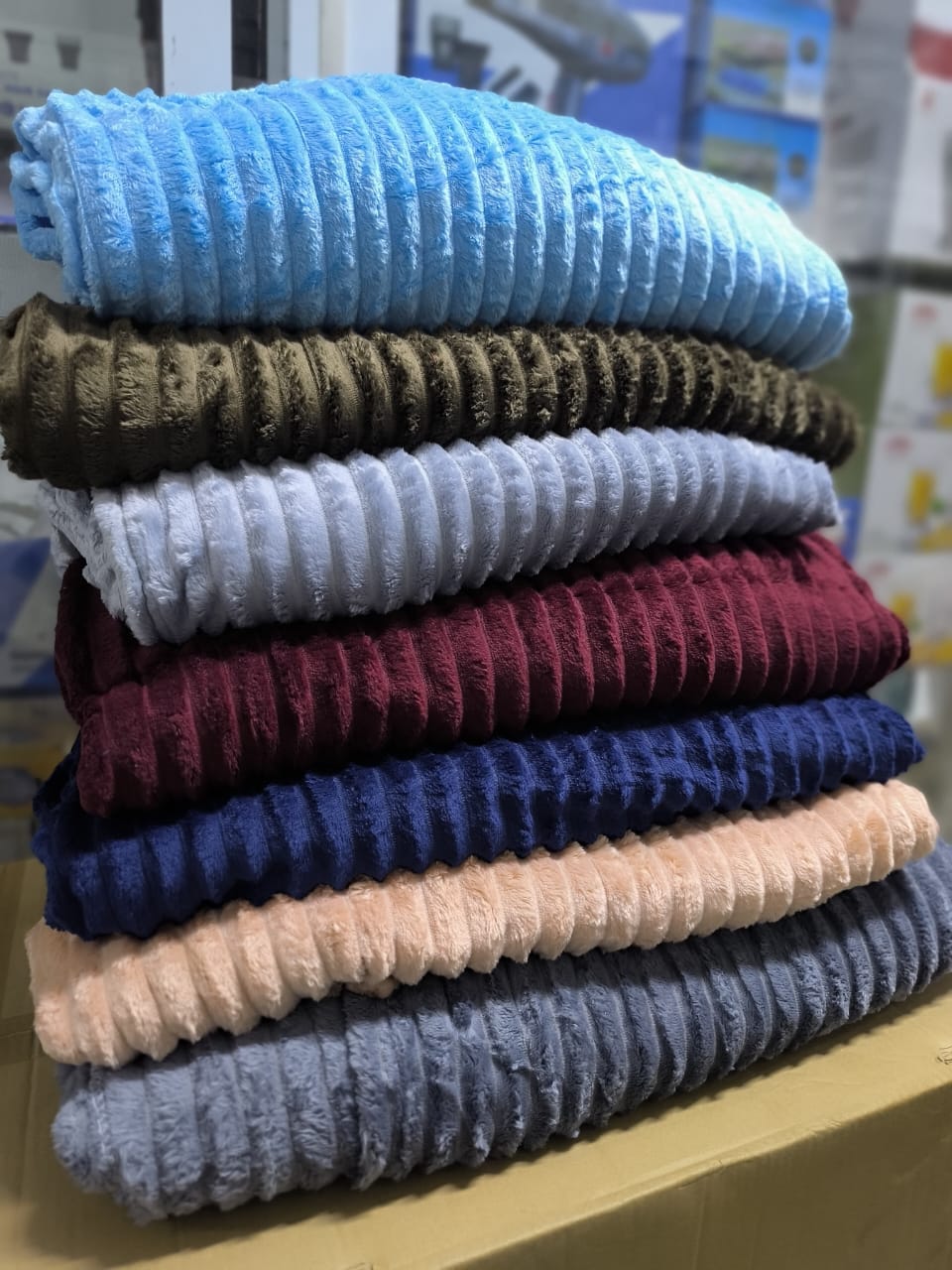 Size 6 x 6 Fleece Blankets Solid Sofa Cover Bedspread Super Soft Faux Fur Flannel Blankets Softness and Comfort excellent insulator a durable material Heavy and warm velvet fleece blanket Super fluffy