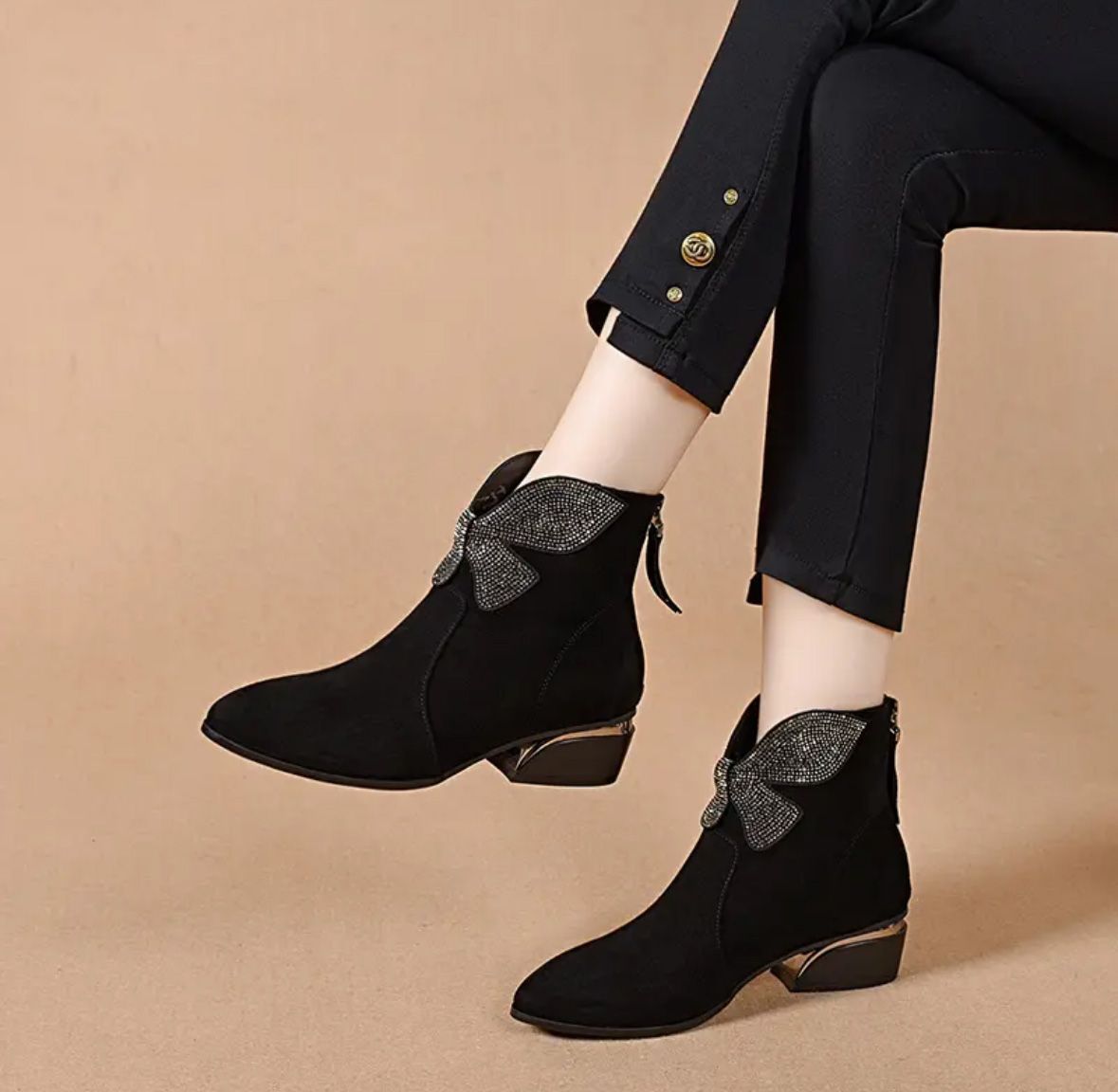 Short boots for women, autumn and winter new, plush soft leather boots round toe, spring and autumn low heel, women single boots