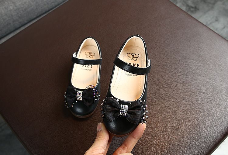 New Korean girl's princess shoes stylish crystal soft soles bright sliced bow dance shoes on trend