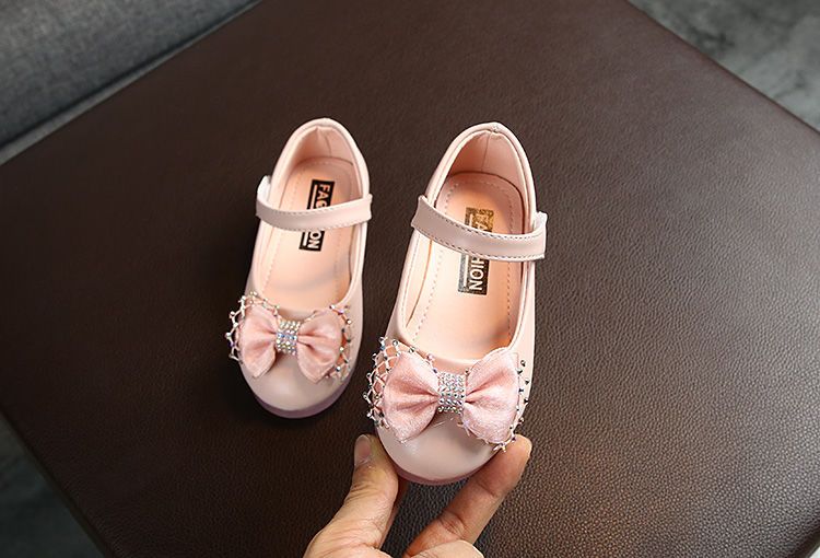 New Korean girl's princess shoes stylish crystal soft soles bright sliced bow dance shoes on trend