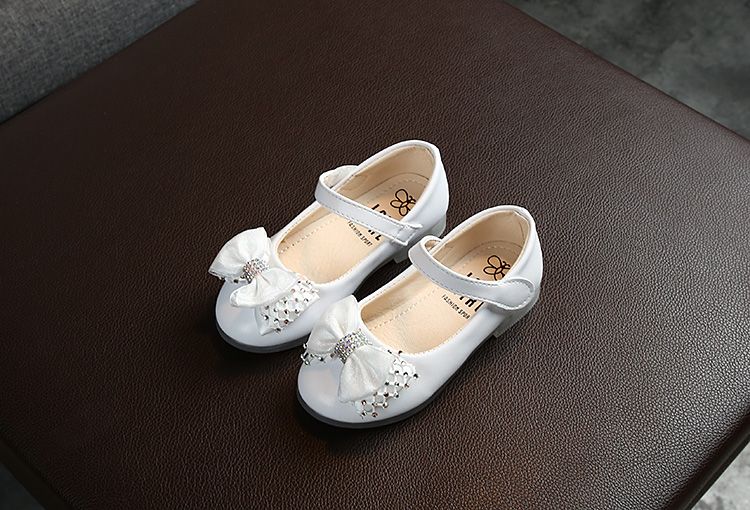 New Korean girl's princess shoes stylish crystal soft soles bright sliced bow dance shoes on trend