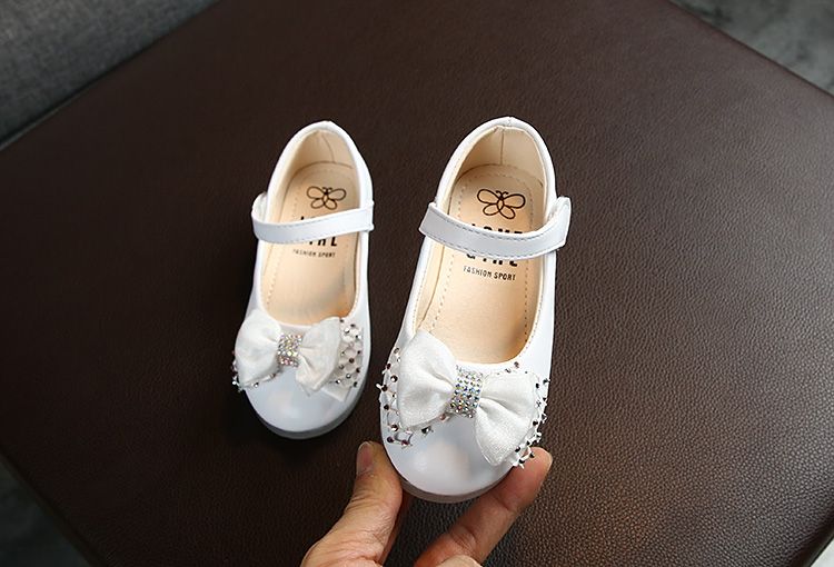 New Korean girl's princess shoes stylish crystal soft soles bright sliced bow dance shoes on trend
