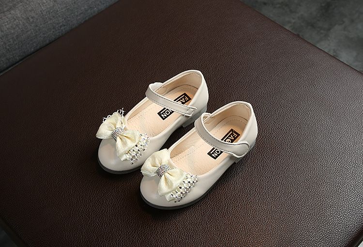 New Korean girl's princess shoes stylish crystal soft soles bright sliced bow dance shoes on trend