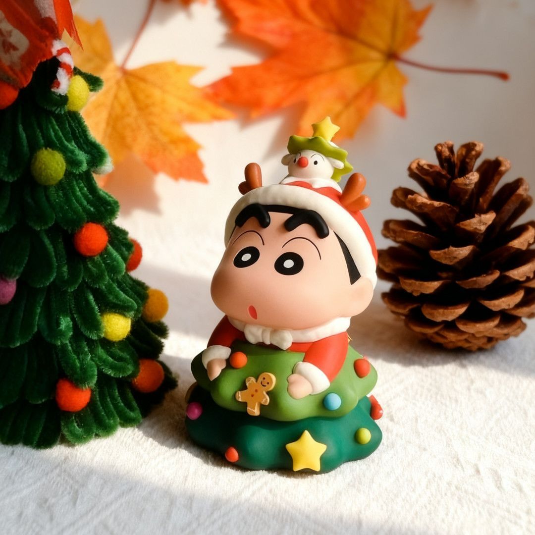 【 12000 People Collection 】 Christmas Crayon Shin chan Handmade Christmas Tree Crayon Shin chan Trendy Play Doll Cute Doll Office Ornament