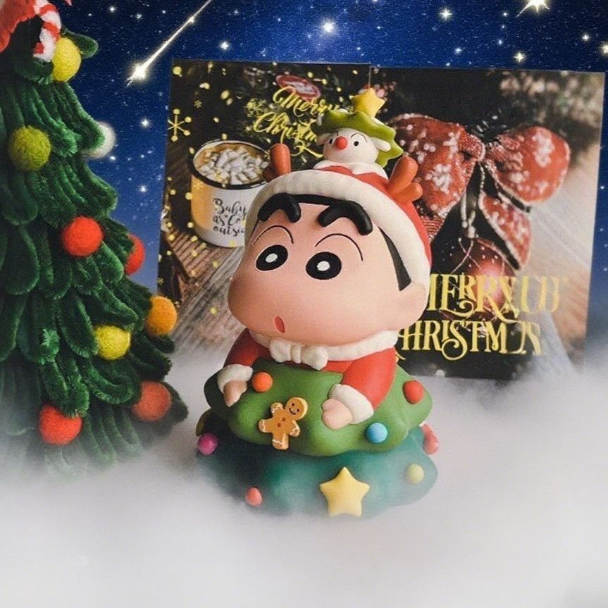 【 12000 People Collection 】 Christmas Crayon Shin chan Handmade Christmas Tree Crayon Shin chan Trendy Play Doll Cute Doll Office Ornament
