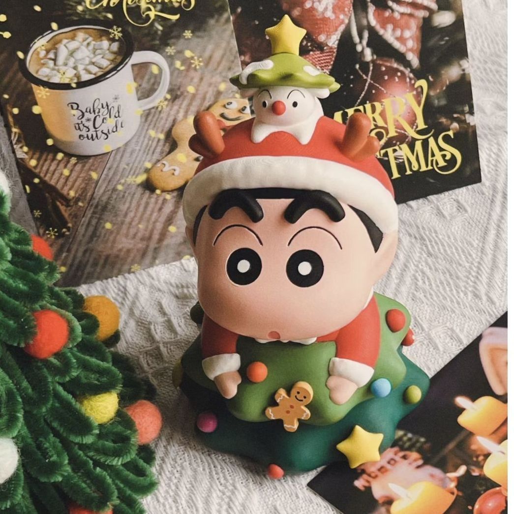 【 12000 People Collection 】 Christmas Crayon Shin chan Handmade Christmas Tree Crayon Shin chan Trendy Play Doll Cute Doll Office Ornament