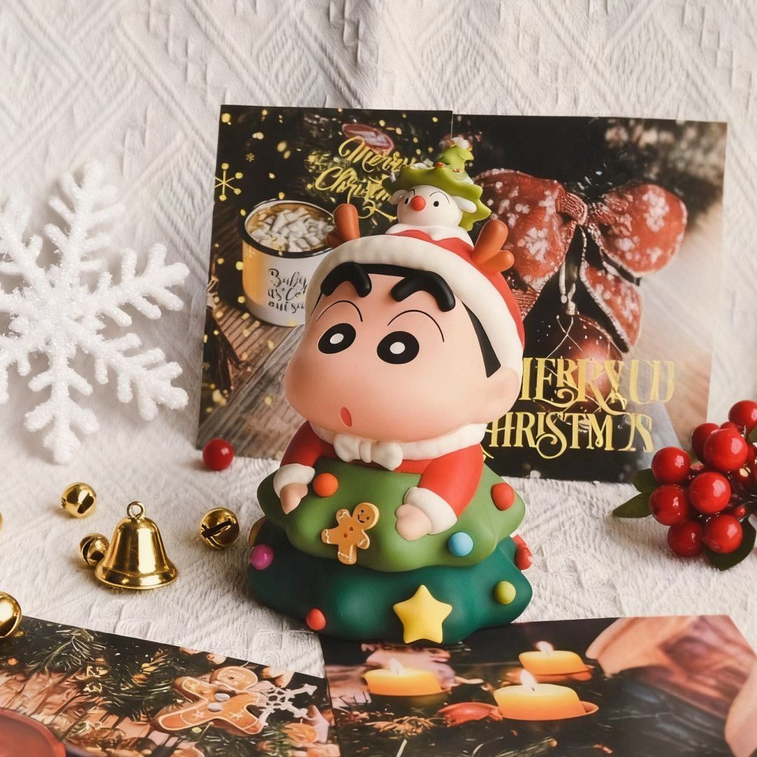 【 12000 People Collection 】 Christmas Crayon Shin chan Handmade Christmas Tree Crayon Shin chan Trendy Play Doll Cute Doll Office Ornament
