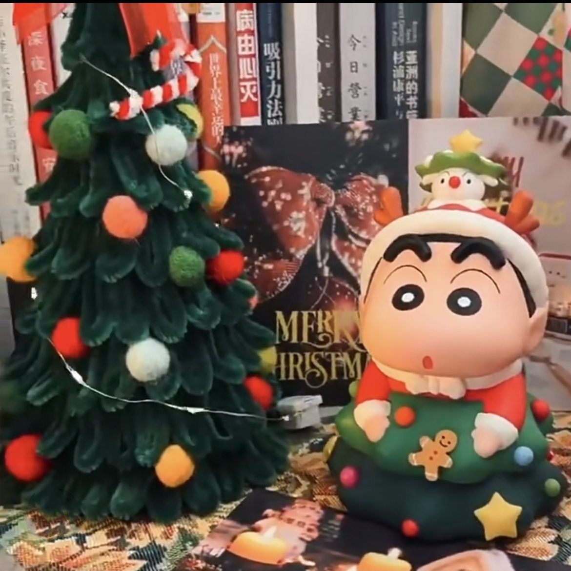 【 12000 People Collection 】 Christmas Crayon Shin chan Handmade Christmas Tree Crayon Shin chan Trendy Play Doll Cute Doll Office Ornament