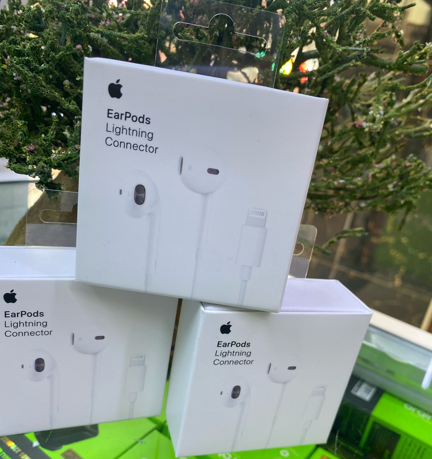 EarPods (Lightning Connector) with USB-C (WHITE COLOUR) Apple EarPods with Lightning Connector