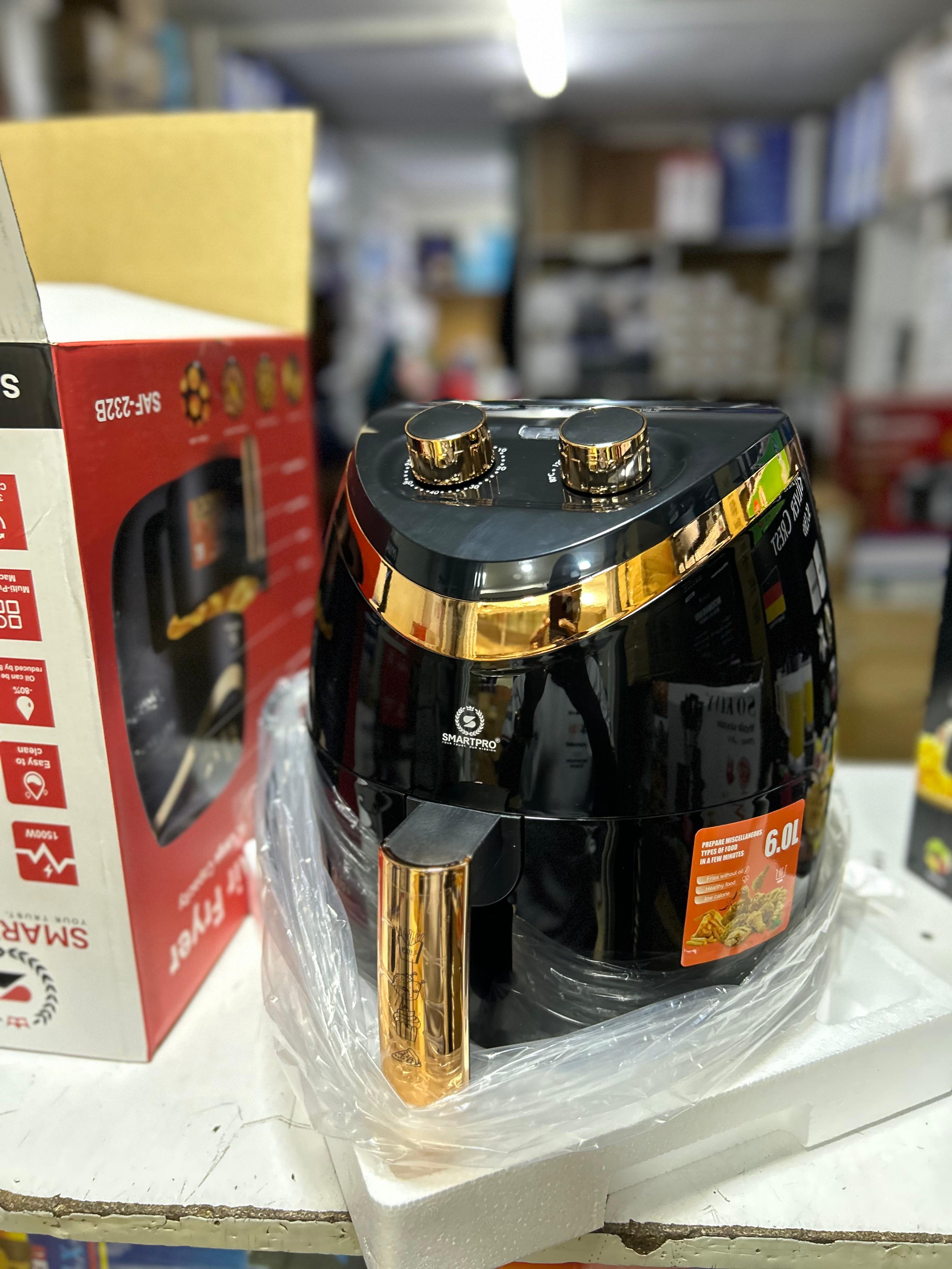 6L SMARTPRO AIR FRYER SAF-232B 1500W MULTI PURPOSE MACHINE 360 DEGREES AIR CIRCULATION TIMMING BUTTON TEMP BUTTON BLACK IN COLOR WITH A TOUCH OF GOLD (LUXURY LOOK) 6L SMARTPRO AIRFRYER.