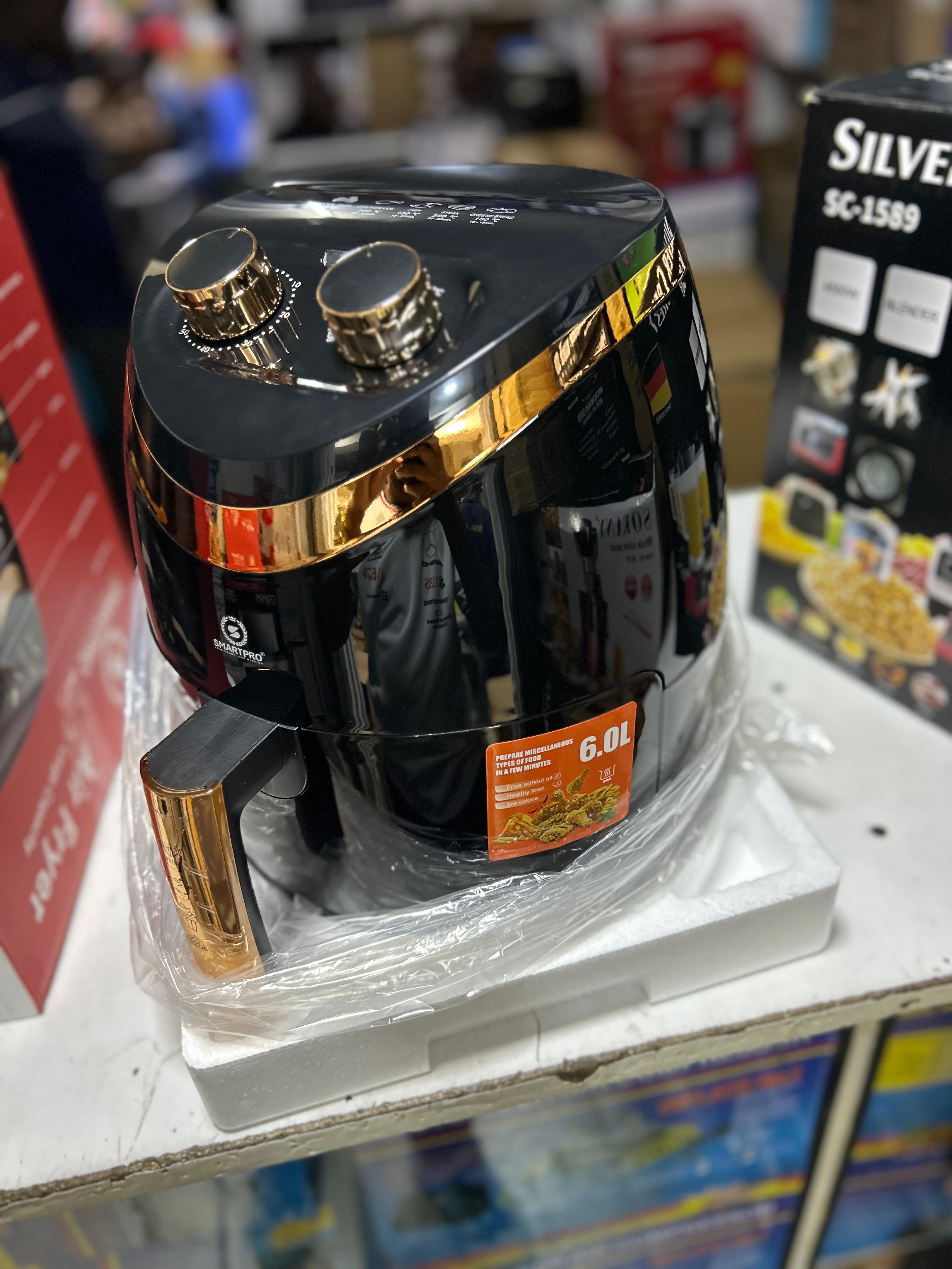 6L SMARTPRO AIR FRYER SAF-232B 1500W MULTI PURPOSE MACHINE 360 DEGREES AIR CIRCULATION TIMMING BUTTON TEMP BUTTON BLACK IN COLOR WITH A TOUCH OF GOLD (LUXURY LOOK) 6L SMARTPRO AIRFRYER.