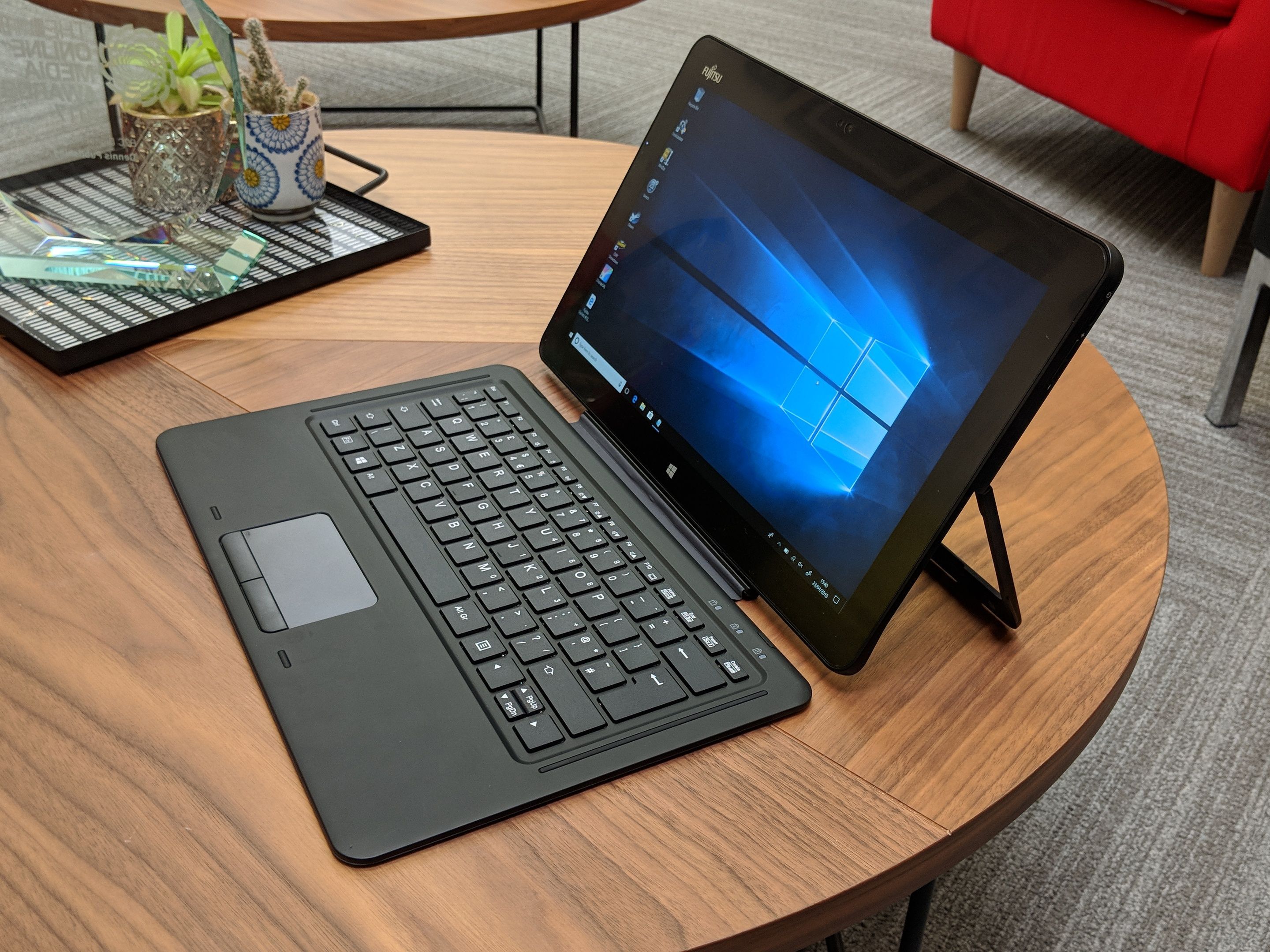 FUJITSU ARROWS Tab R727 12.5-inch Windows 2-in-1 touchscreen Lightweight Laptop Intel Core i3-7300U 8th Gen 4GB RAM 128GB SSD Stylus Support Student Business Laptop Full HD Resolution