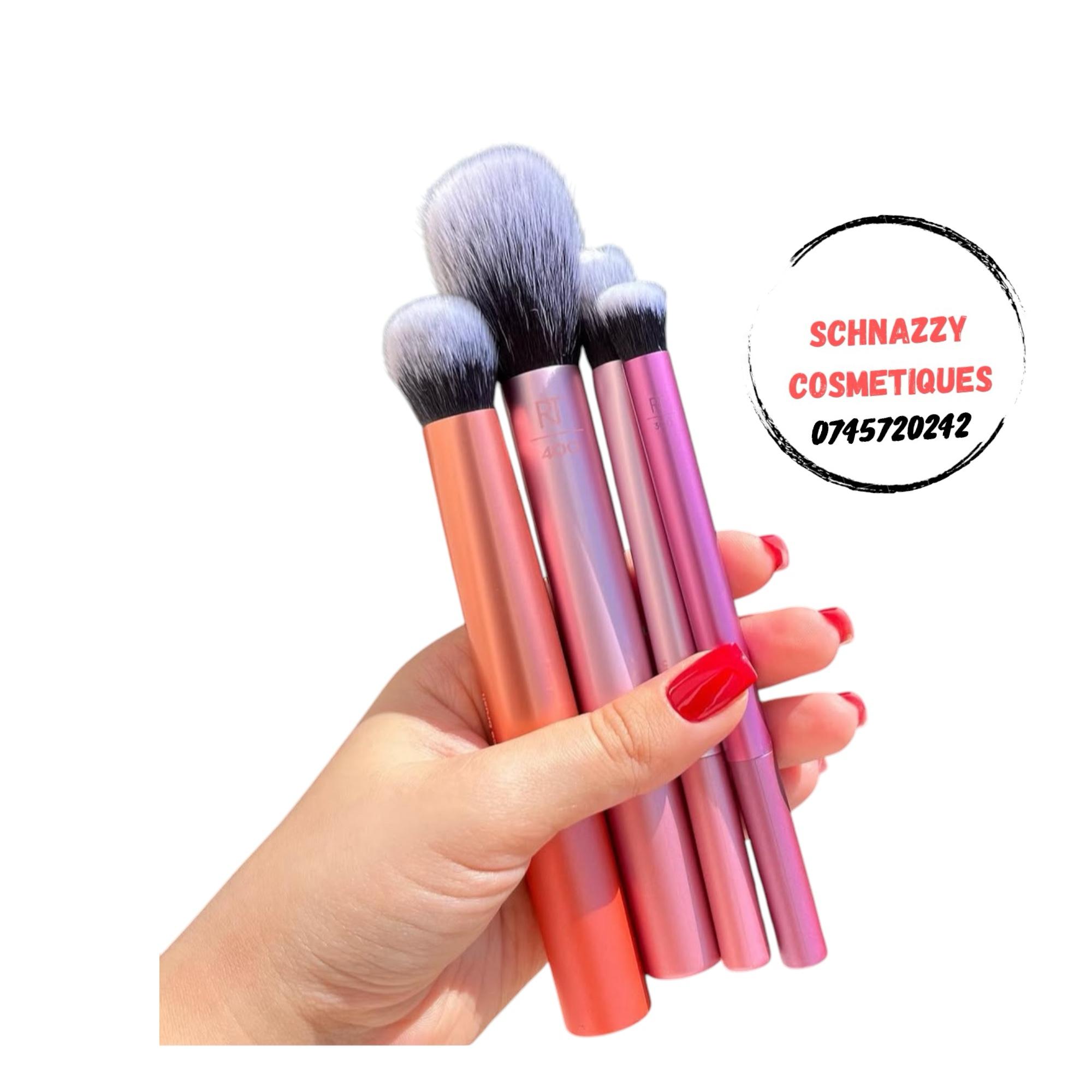 Real Technique Everyday Essentials Set: 400 Blush Brush, 300 Deluxe Creasing Brush, 402 Setting Brush, 200 Expert Face Brush + Miracle Complexion Sponge