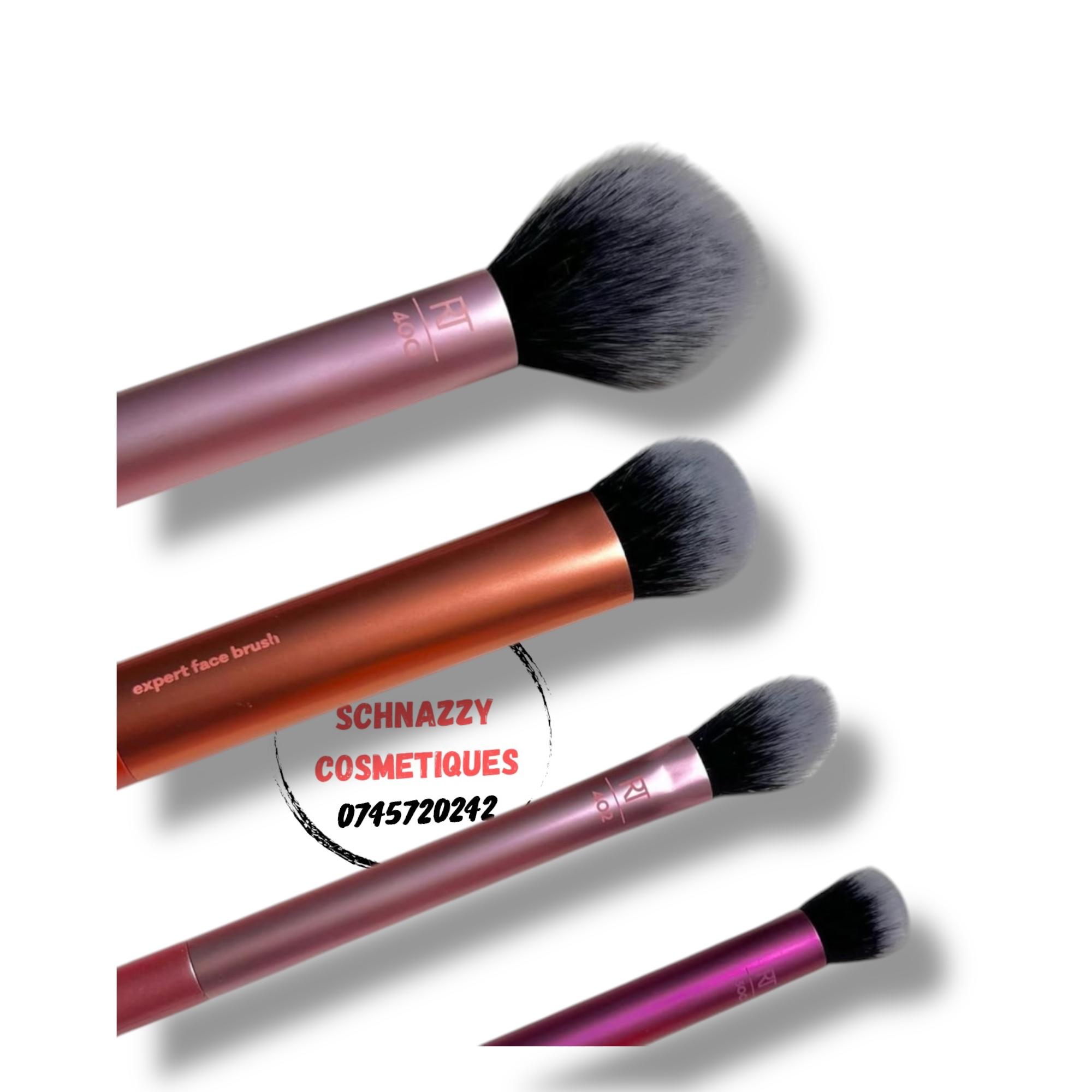 Real Technique Everyday Essentials Set: 400 Blush Brush, 300 Deluxe Creasing Brush, 402 Setting Brush, 200 Expert Face Brush + Miracle Complexion Sponge