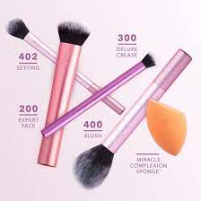 Real Technique Everyday Essentials Set: 400 Blush Brush, 300 Deluxe Creasing Brush, 402 Setting Brush, 200 Expert Face Brush + Miracle Complexion Sponge