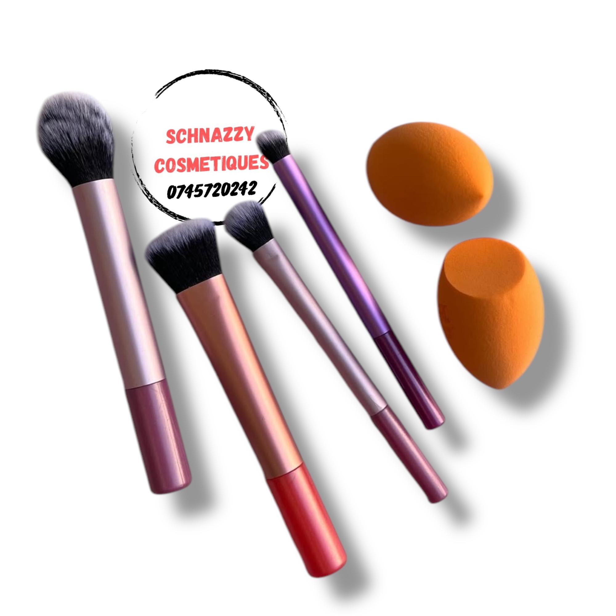 Real Technique Everyday Essentials Set: 400 Blush Brush, 300 Deluxe Creasing Brush, 402 Setting Brush, 200 Expert Face Brush + Miracle Complexion Sponge
