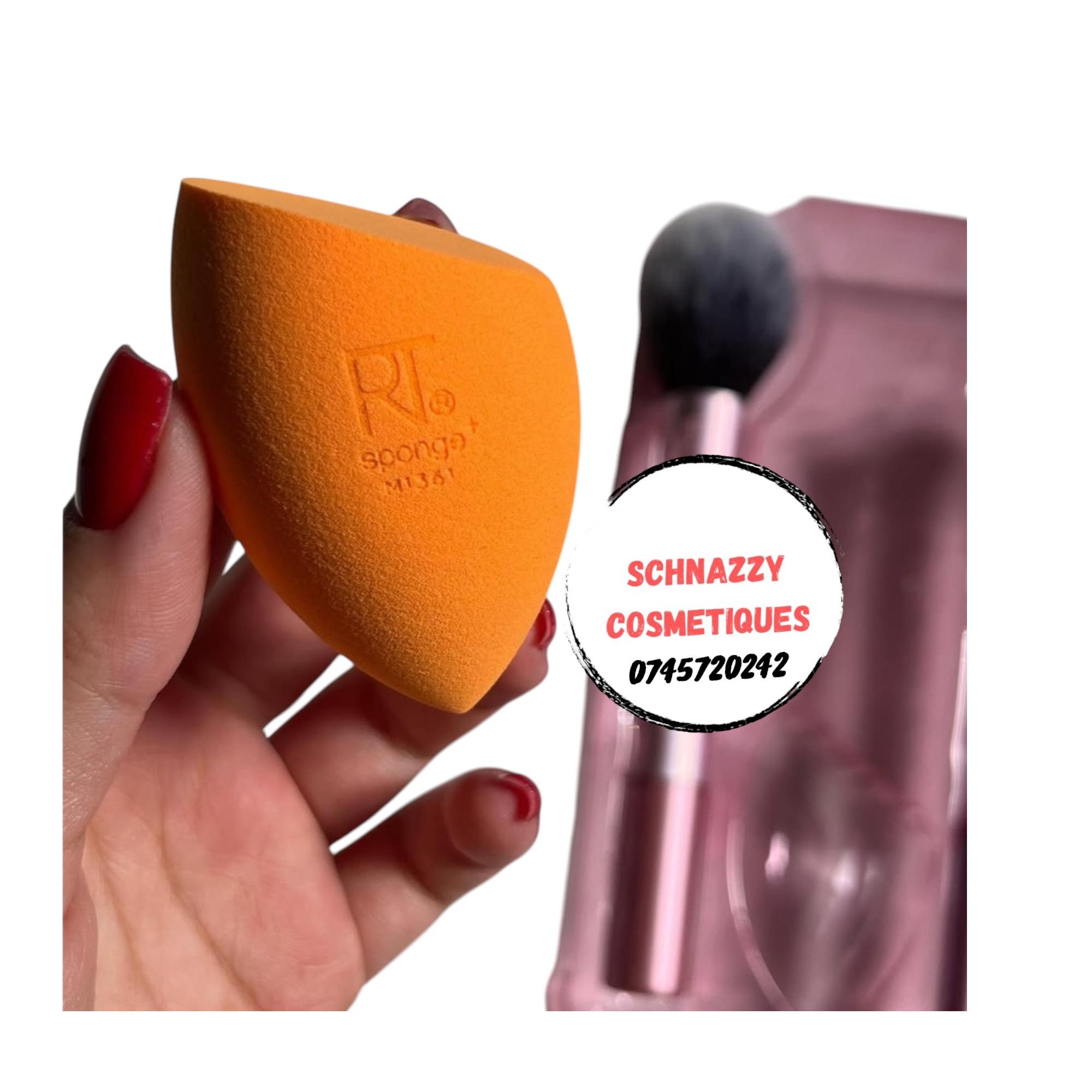 Real Technique Everyday Essentials Set: 400 Blush Brush, 300 Deluxe Creasing Brush, 402 Setting Brush, 200 Expert Face Brush + Miracle Complexion Sponge