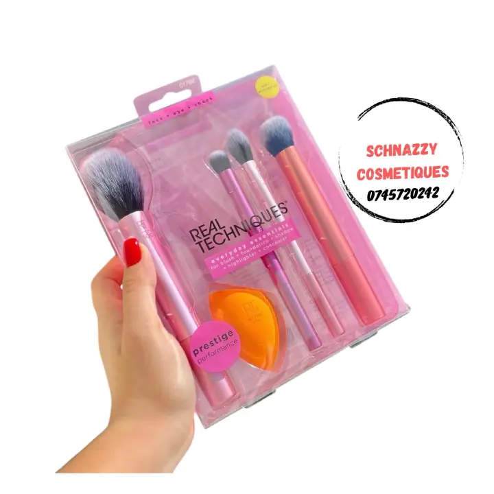 Real Technique Everyday Essentials Set: 400 Blush Brush, 300 Deluxe Creasing Brush, 402 Setting Brush, 200 Expert Face Brush + Miracle Complexion Sponge