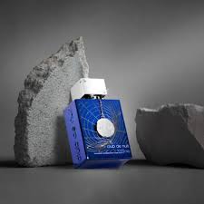 Club de Nuit Iconic by Armaf Top notes are Grapefruit, Lemon, Mint, Pink Pepper Coriander; middle notes are Ginger, Melon, Nutmeg and Jasmine; base are Woody Notes, Incense, Sandalwood, Amber, Cedar