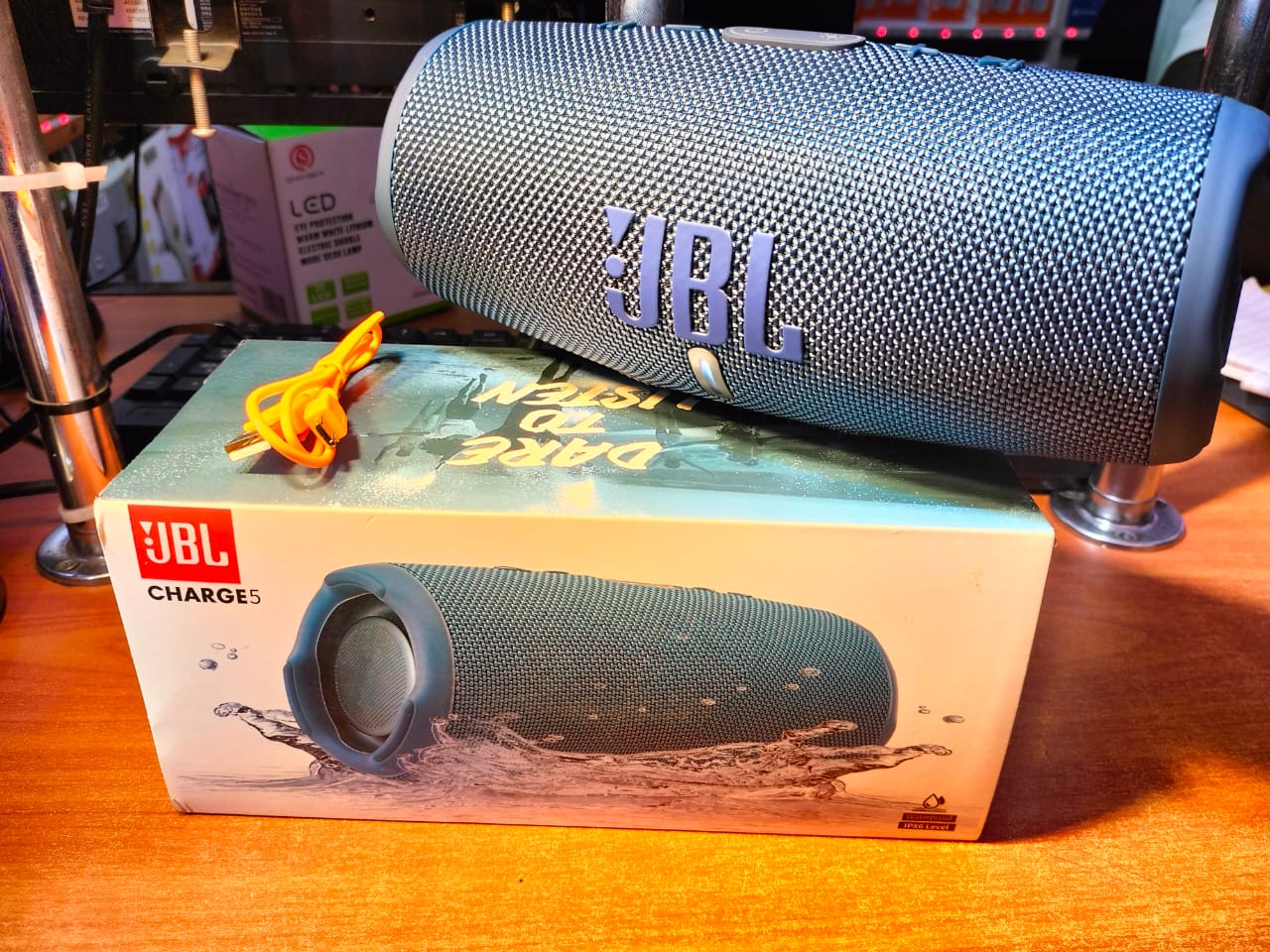 JBL 5 speaker – Portable Bluetooth Speaker amazing power of JBL Pro Sound with you. The JBL Charge 5 has an optimized long excursion driver, a separate tweeter