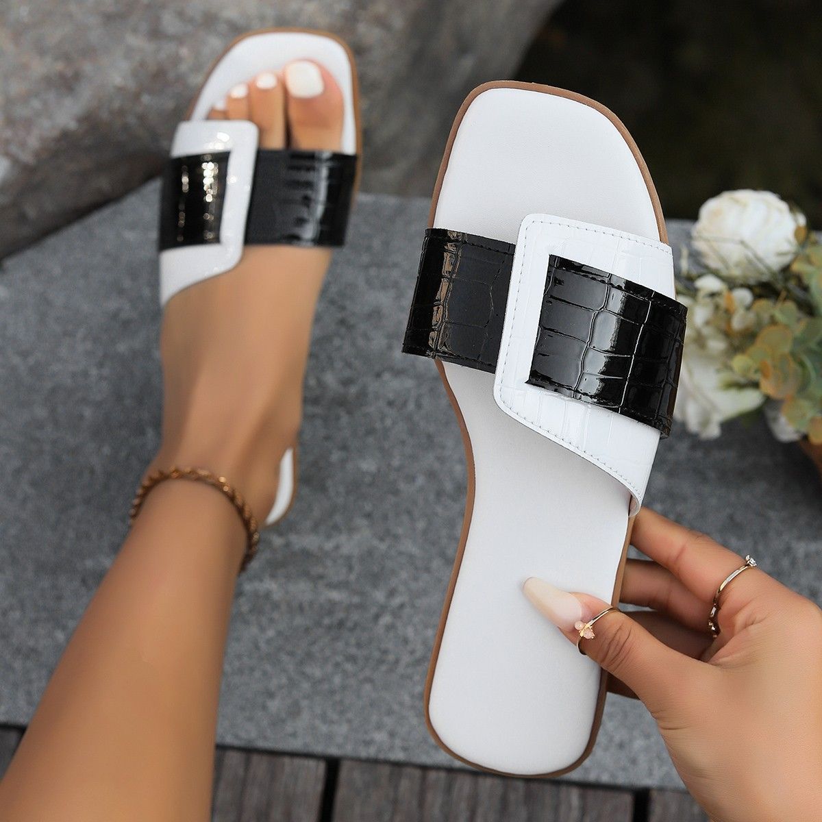 Women's Slippers Sandals Girls Outdoor Pinch-foot Flat Ladies Shoes Flip-Flops Students Square Toe Outside Wear Flip Flops