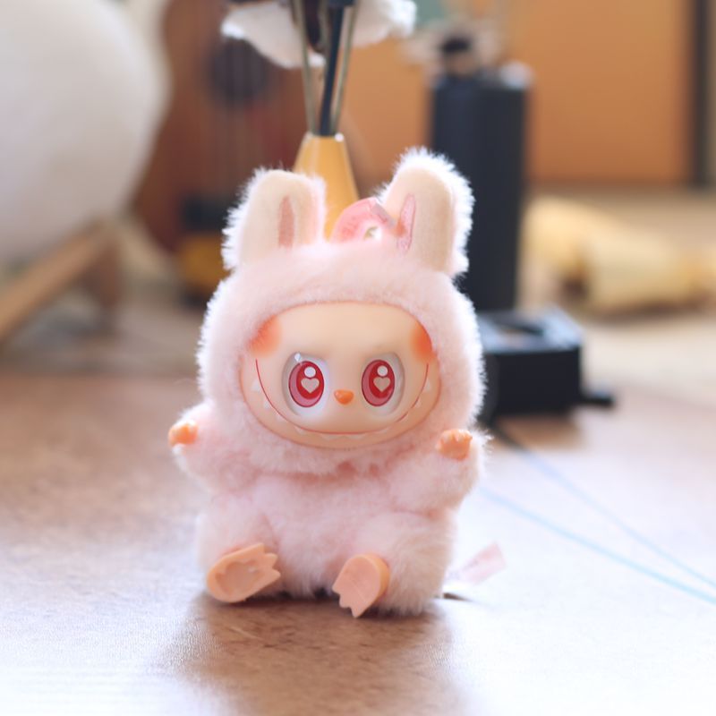 Height 15cm, rotatable silicone plushie bib pendant plush toy doll. Super cute plush cartoon bib.