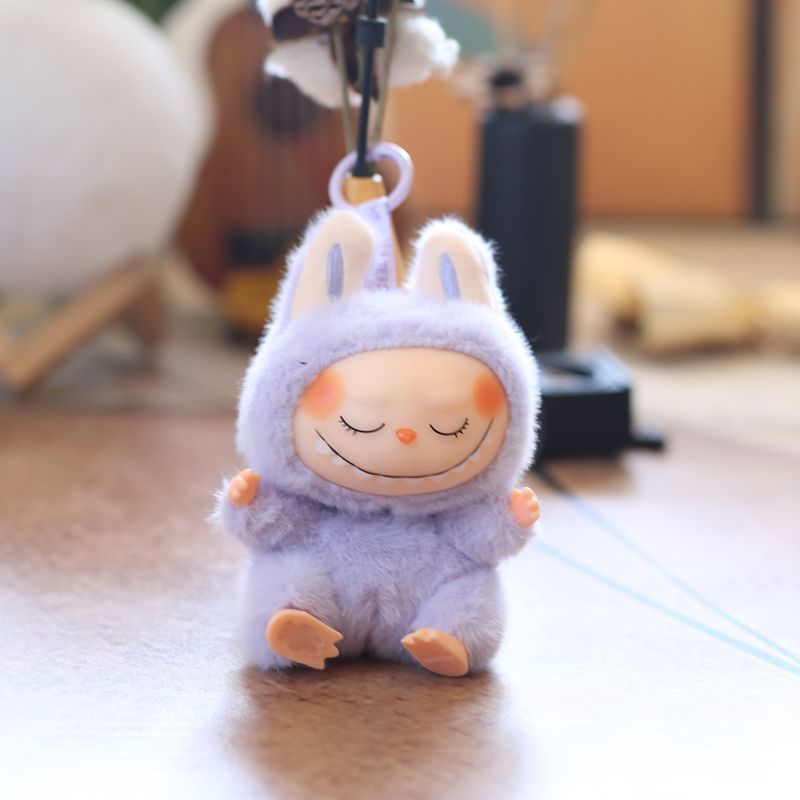 Height 15cm, rotatable silicone plushie bib pendant plush toy doll. Super cute plush cartoon bib.