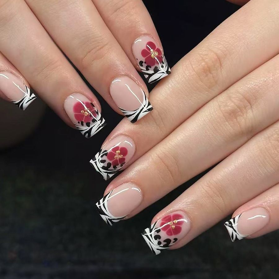 24pcs Gold Edge French Fake Nails Short Nude Pink Simple Artificial Nail Patch Press on Nail Tips for Girls Full Cover Wearable E0111