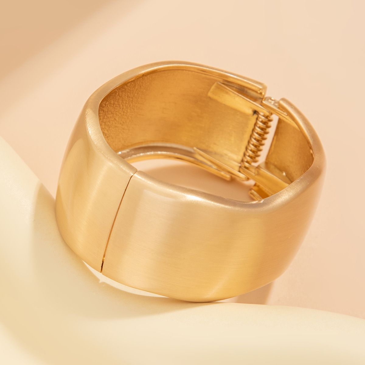 Exaggerated Punk Matte Heavy Metal Chunky Open Bangles for Women Vintage Geometric Spring Bracelets Men Couple Jewelry R0828